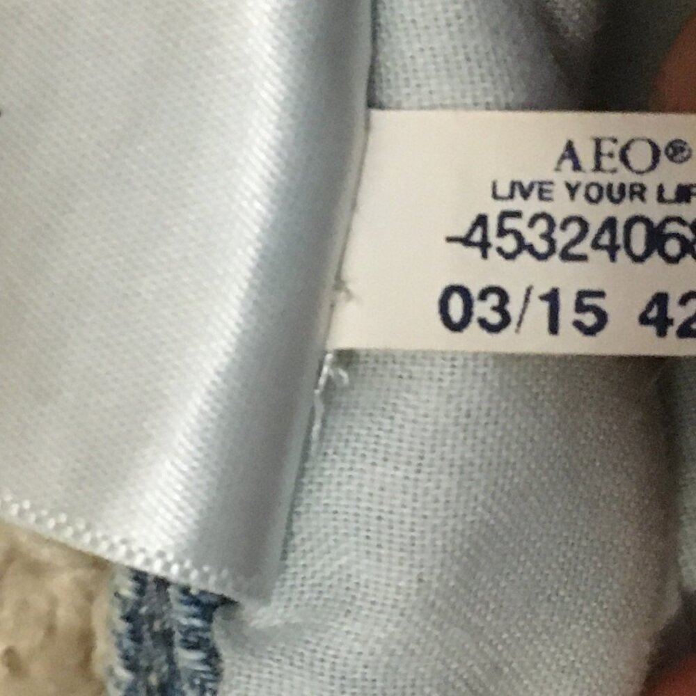 American Eagle Hilda Distressed Denim Shorts Size 6 Faded Blue - Picture 9 of 15